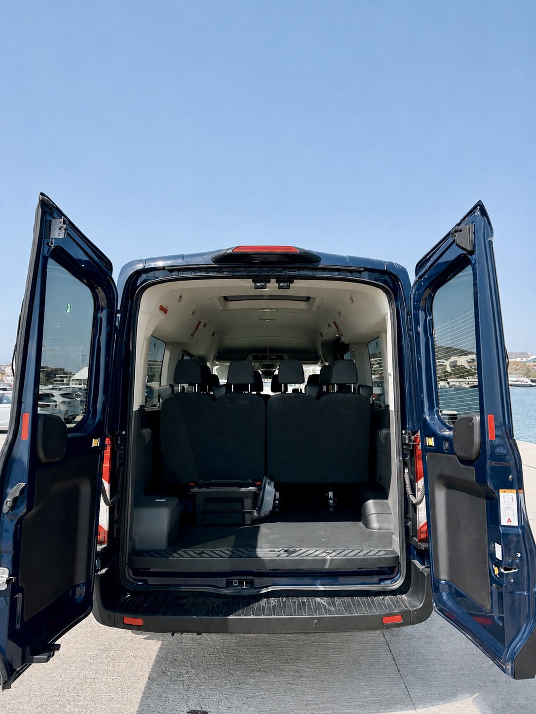 Ford Transit con puertas traseras abiertas
