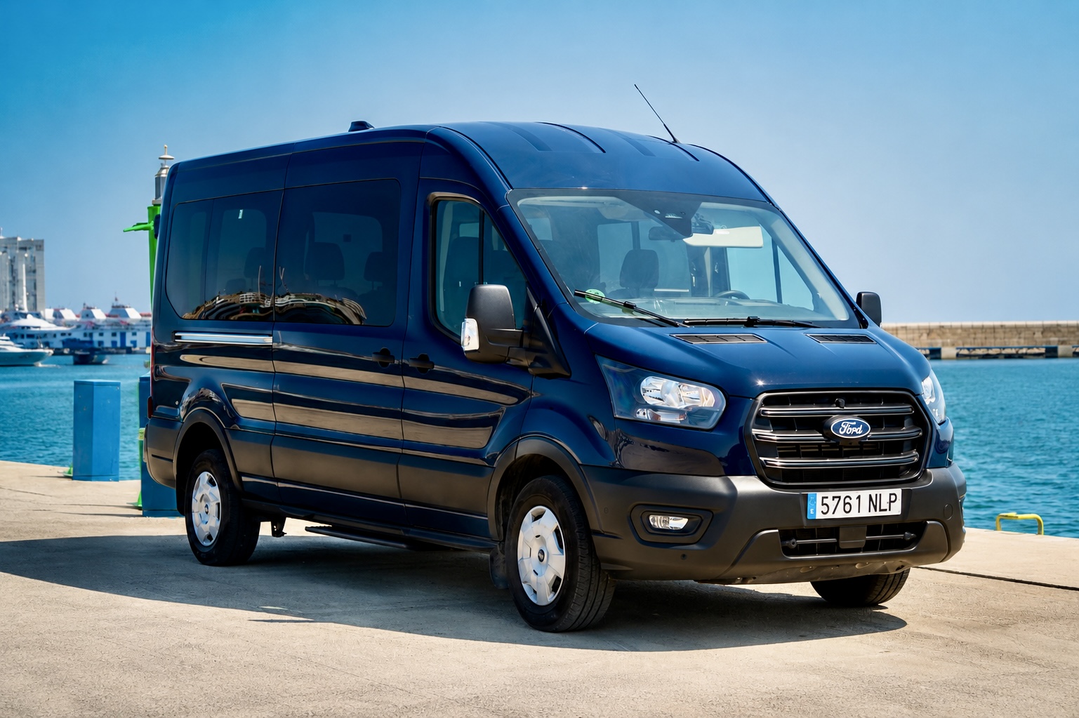 Ford Transit lateral derecho frente al puerto de Ibiza