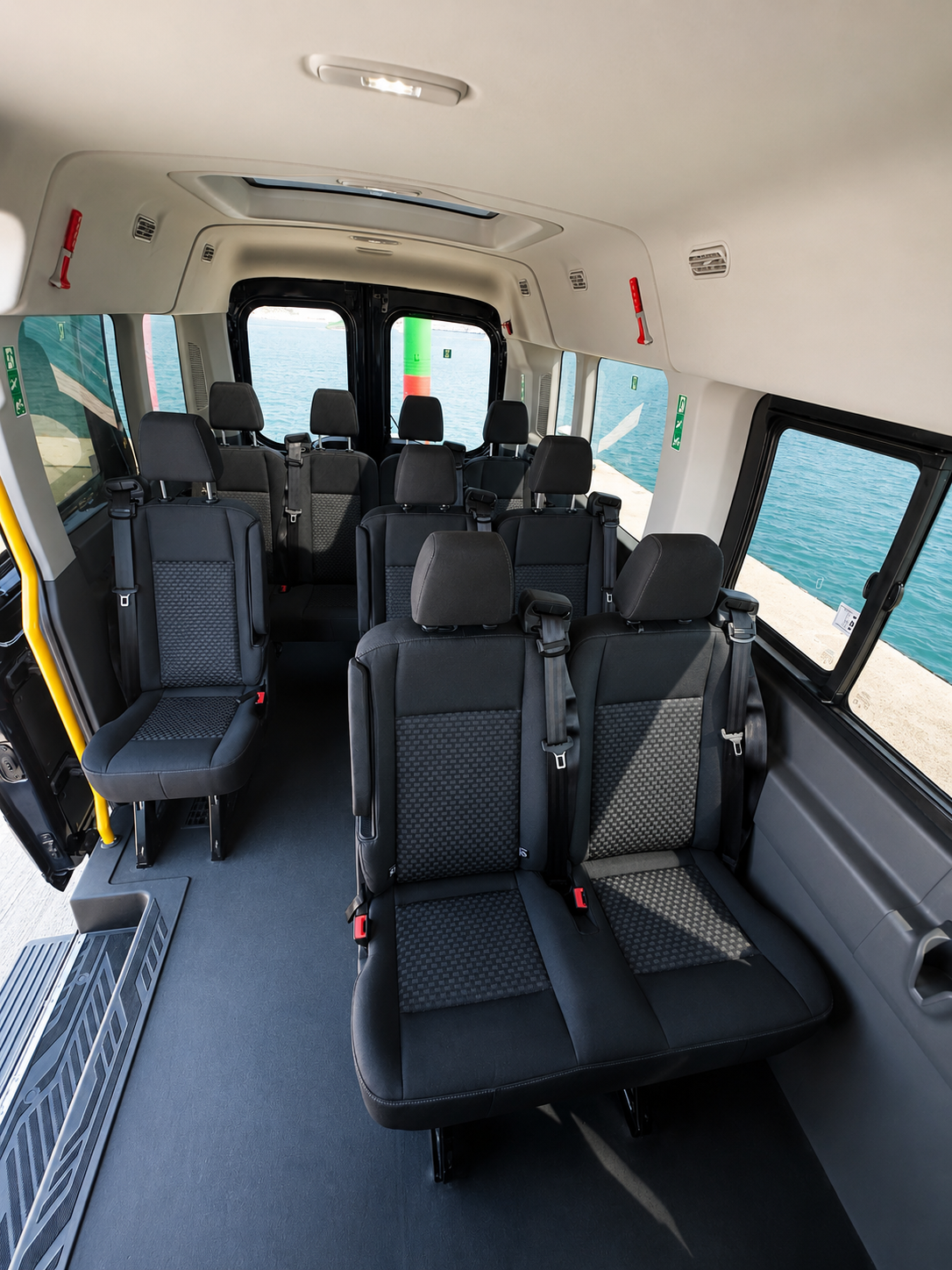 Interior del Ford Transit con vista al mar
