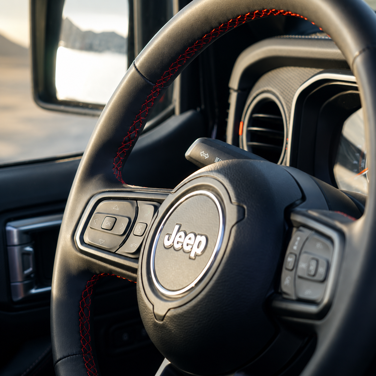 Detalle del volante Jeep con costuras rojas