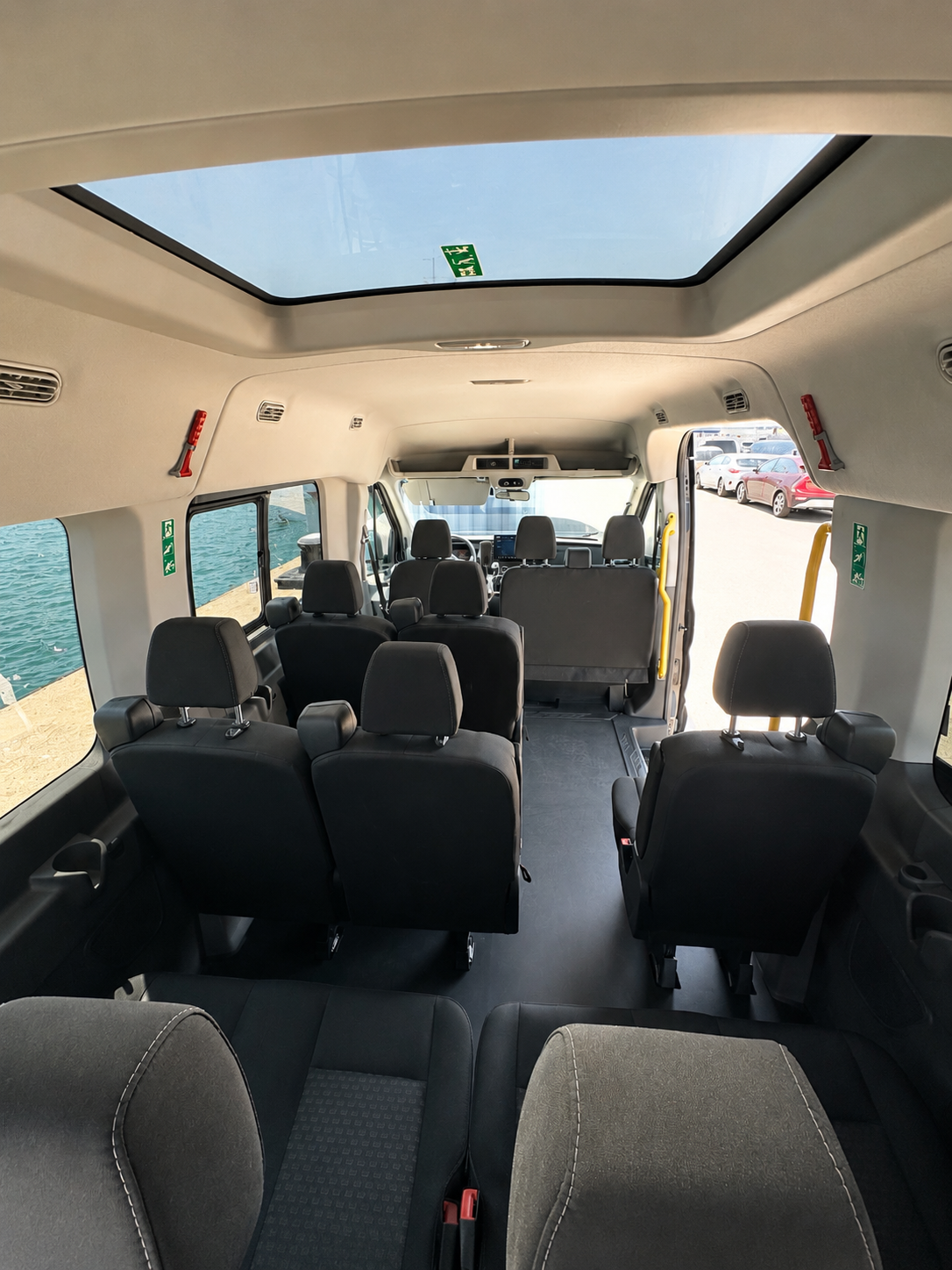 Interior del Ford Transit vista trasera completa