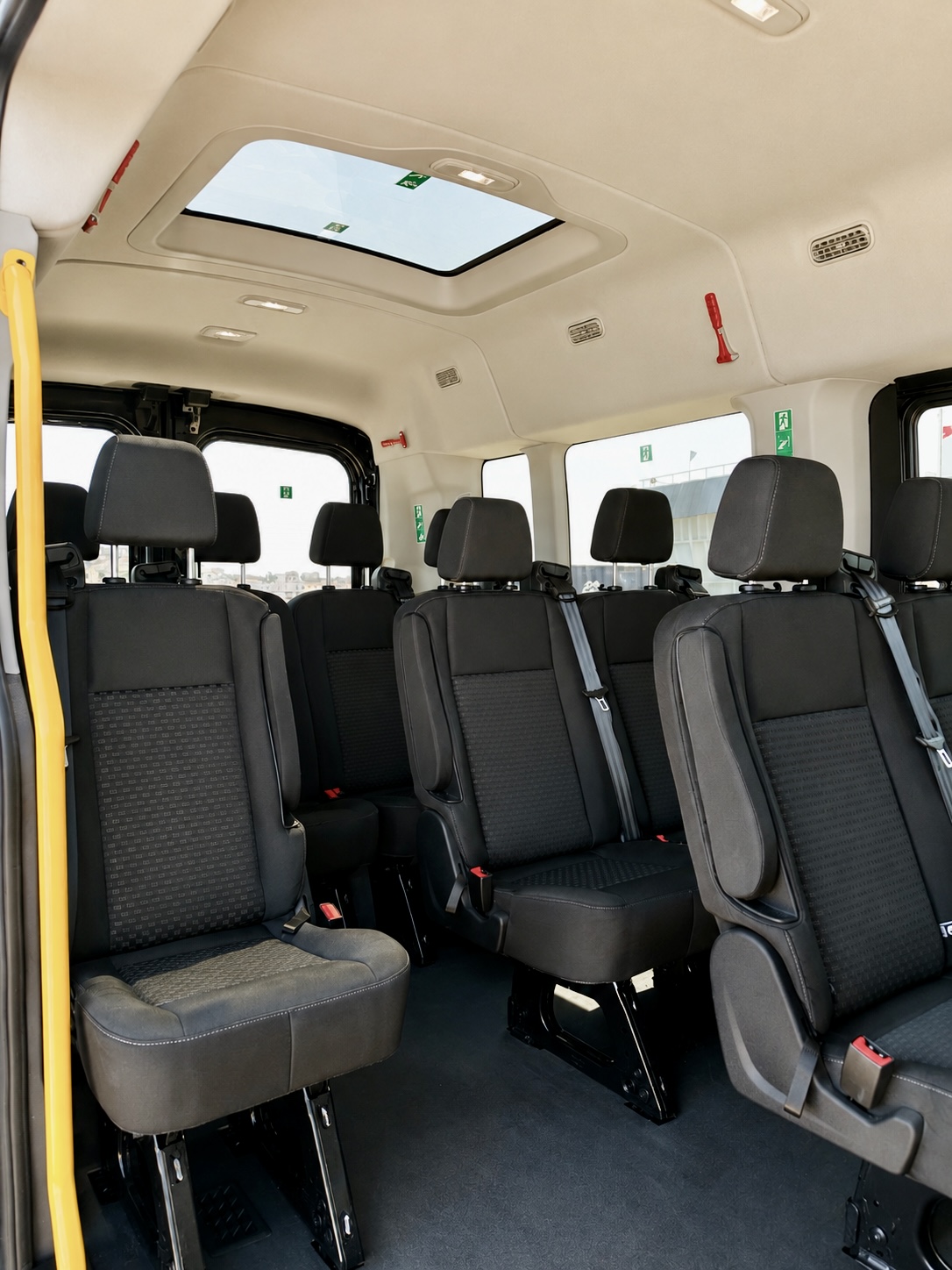 Interior del Ford Transit con techo panorámico
