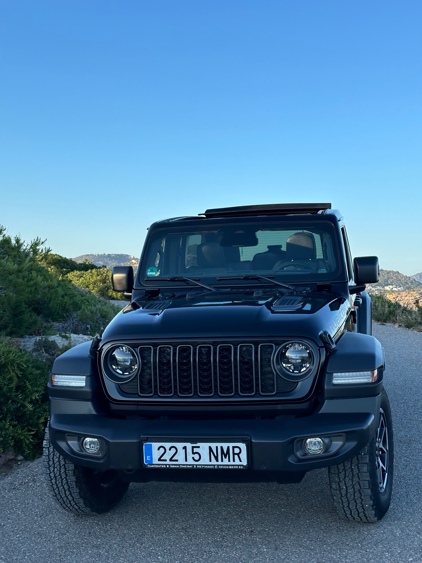 Jeep Wrangler frontal en carretera de Ibiza