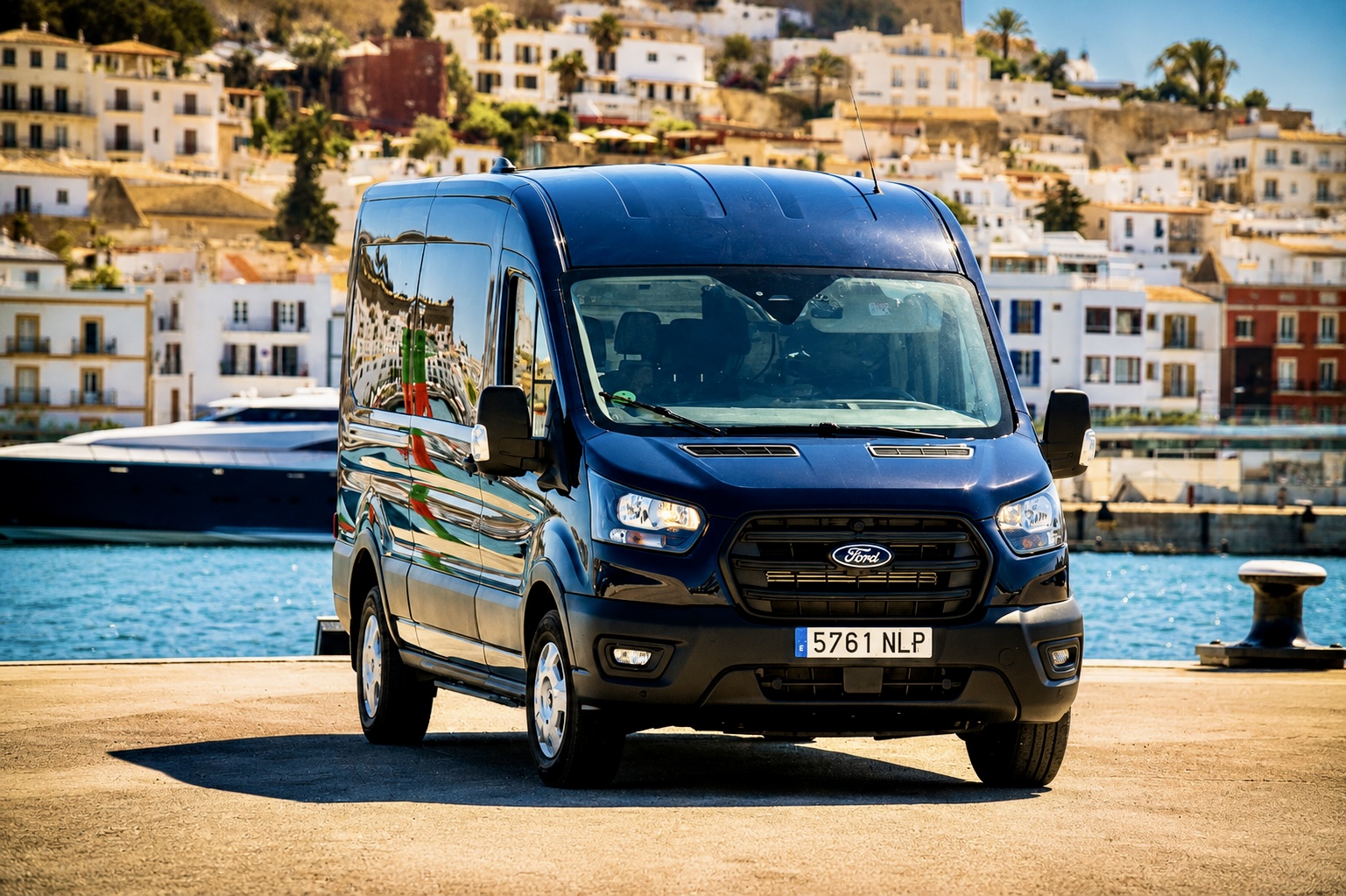 Ford Transit vista frontal lateral en el puerto